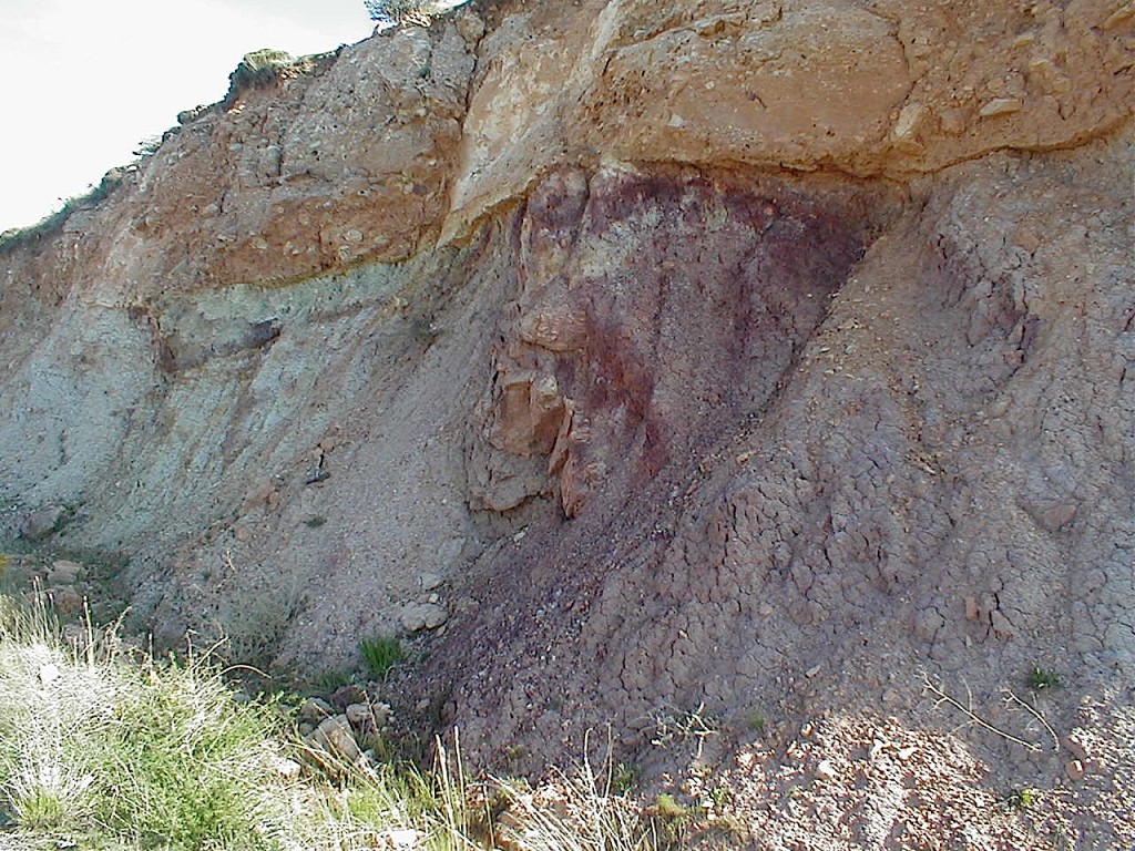 Suevit erosiv über Kreide-Utrillas Rubielos de la Cérida Spanien
